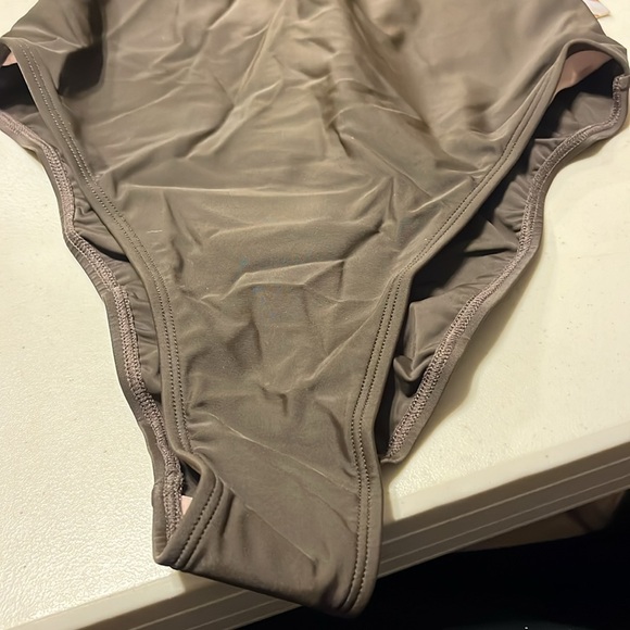 Small size bathing suit, beautiful dark brown by CUPSHE x Stassie - Picture 3 of 13